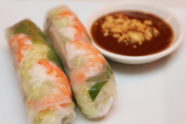Summer roll with shrimp & pork, served with peanut sauce